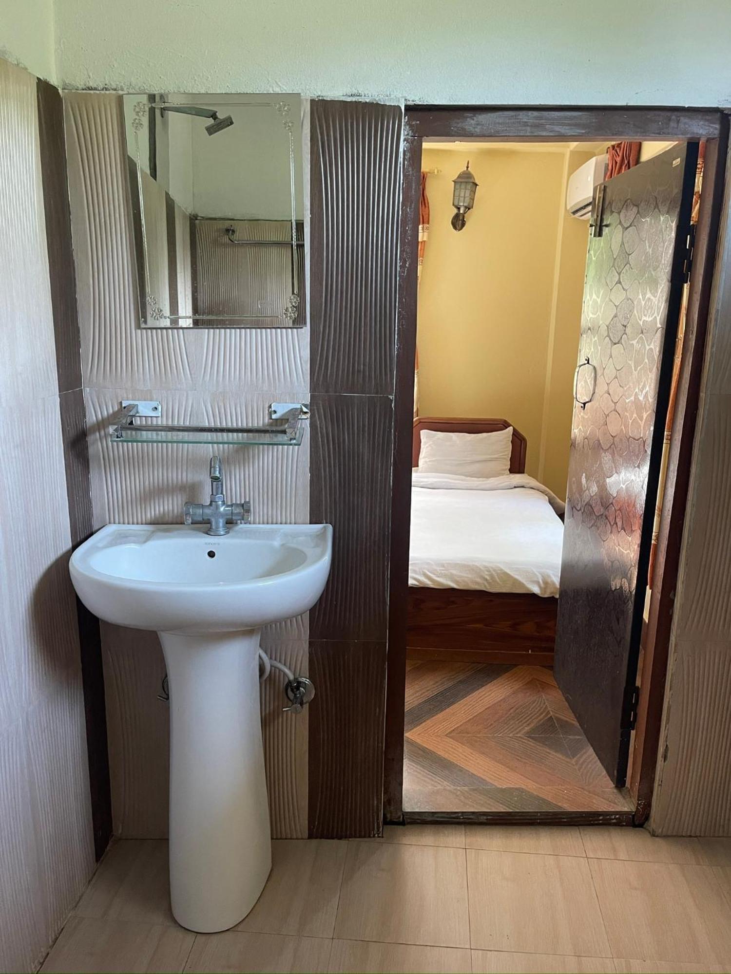 Tara Guesthouse - Sauraha,Chitwan Buitenkant foto